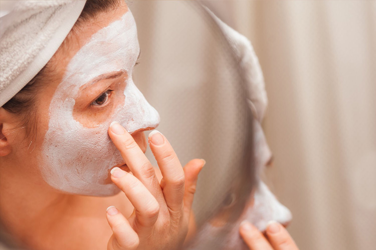 با استفاده از برخی روغن‌ها می‌توانید ماسک خانگی ترمیم کننده درست کنید.